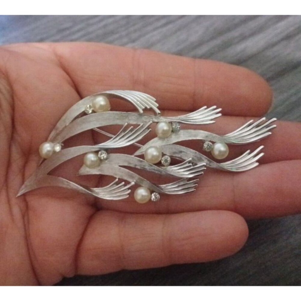 Vitage Crown Trifari C Silver Tone seaweed brooch Pin pearls & rhinestones
